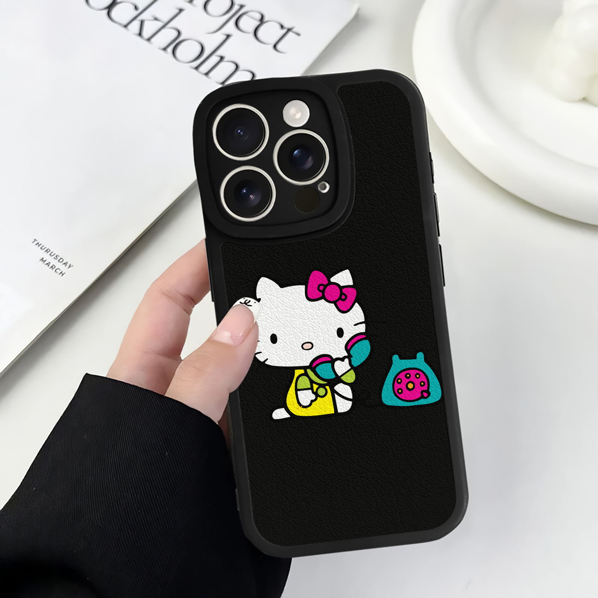 （画像用） Hello Kitty ハローキティ 【iPhone 16シリーズ対応】シリコンスマホケース（レザー調） 材質：シリコン